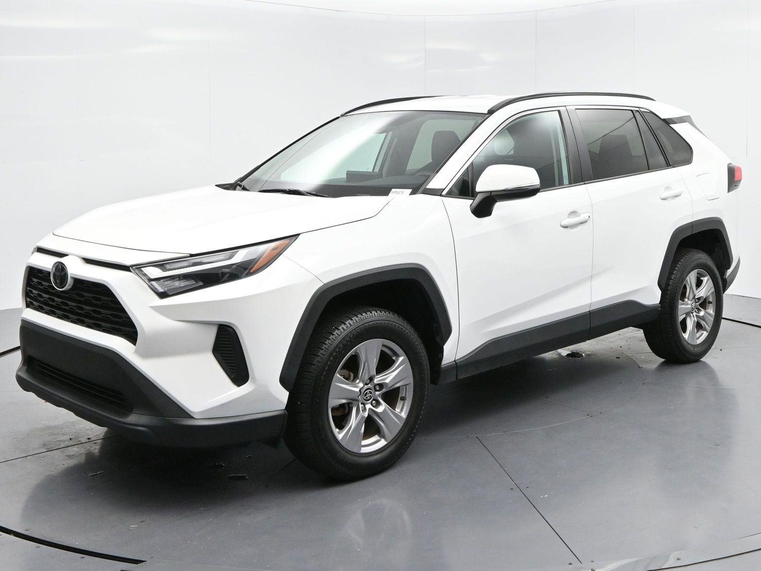 Used 2022 White Toyota XLE image 3