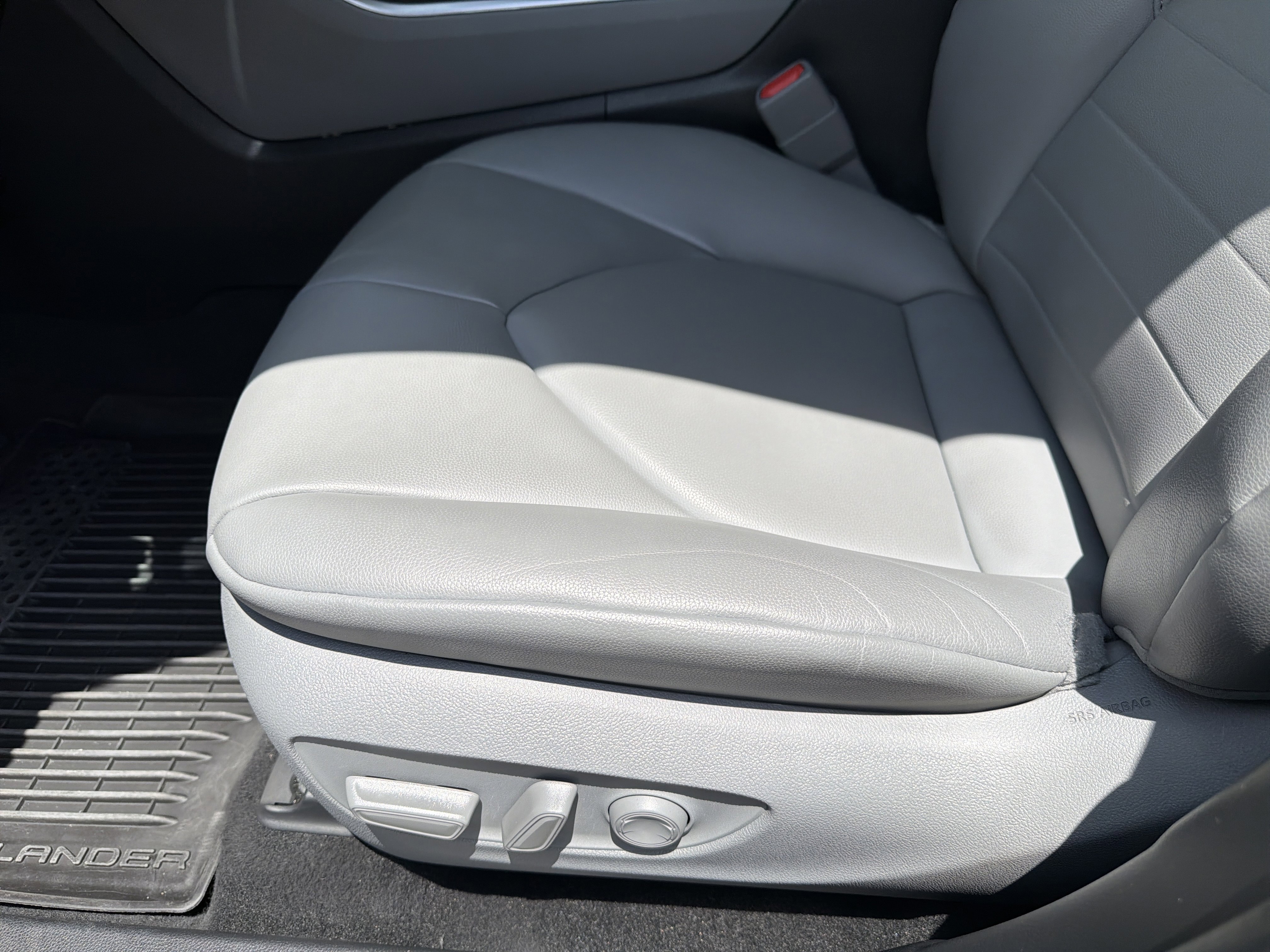 Used 2024 Moon Dust Toyota XLE image 22
