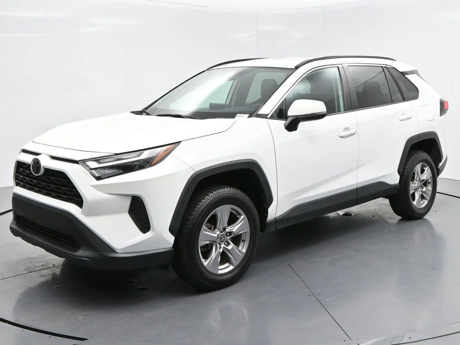 Used 2022 White Toyota XLE image 3
