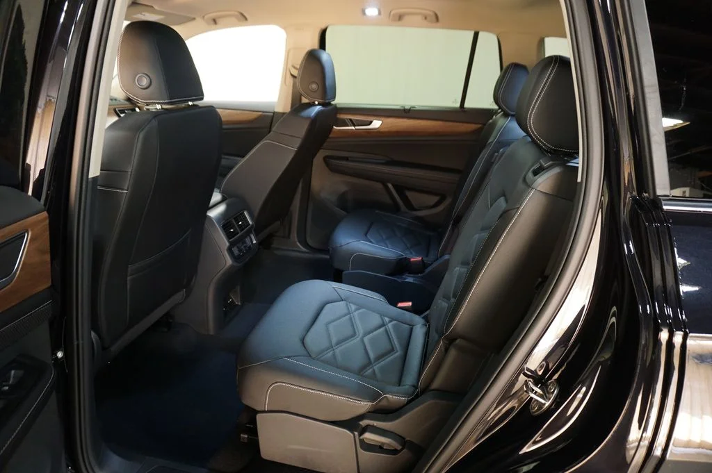 New 2026 Black Volkswagen 2.0T SE w/Technology image 11