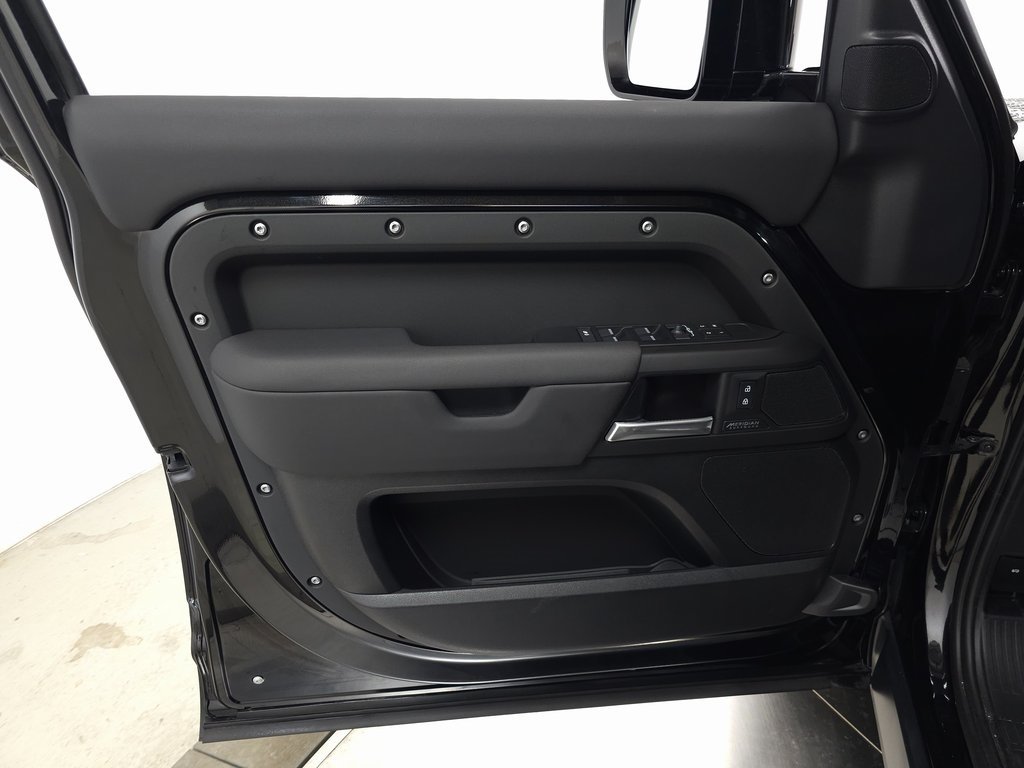 2025 LAND ROVER DEFENDER - Image 14