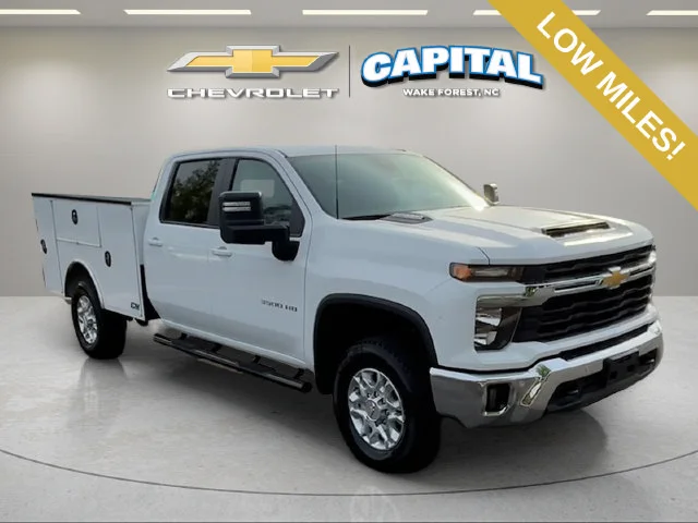 Used 2025 Summit White Chevrolet LT image 9