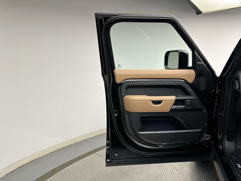 New 2026 Santorini Black Land Rover V8 image 18