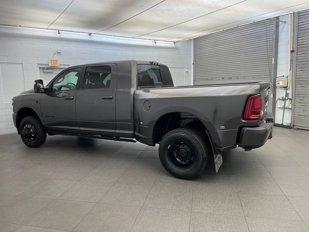 New 2026 Granite Crystal Metallic Clear-Coat Exterior Paint RAM Laramie DRW image 8