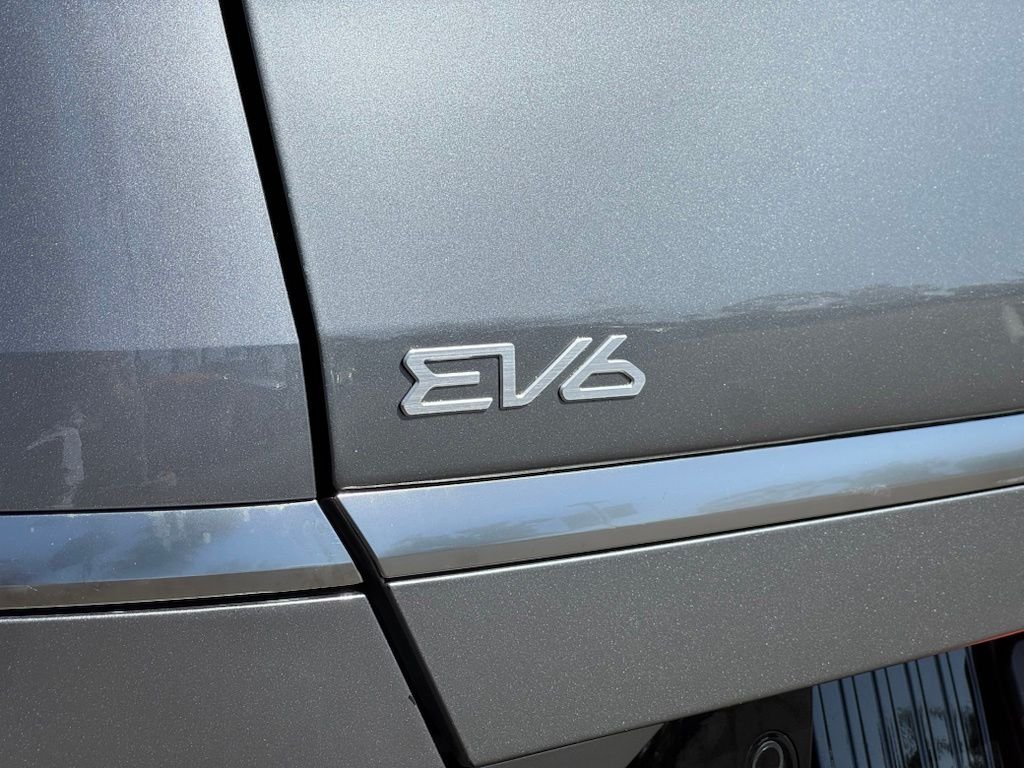 Used 2023 Steel Gray Kia Wind image 23