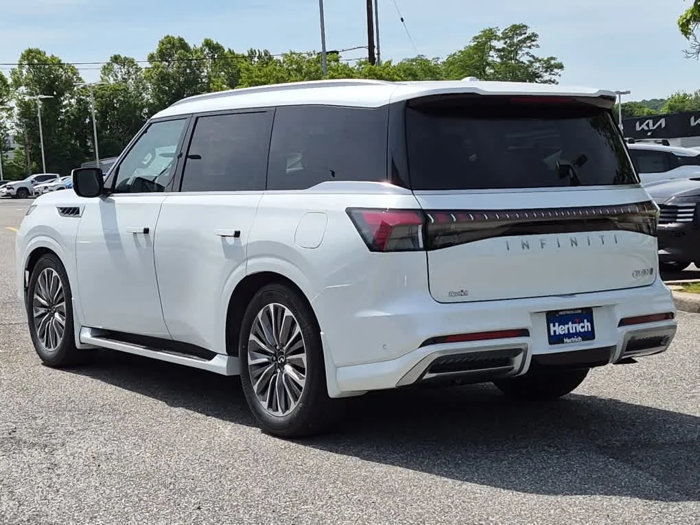 New 2026 RADIANT WHITE INFINITI Luxe 4WD image 4