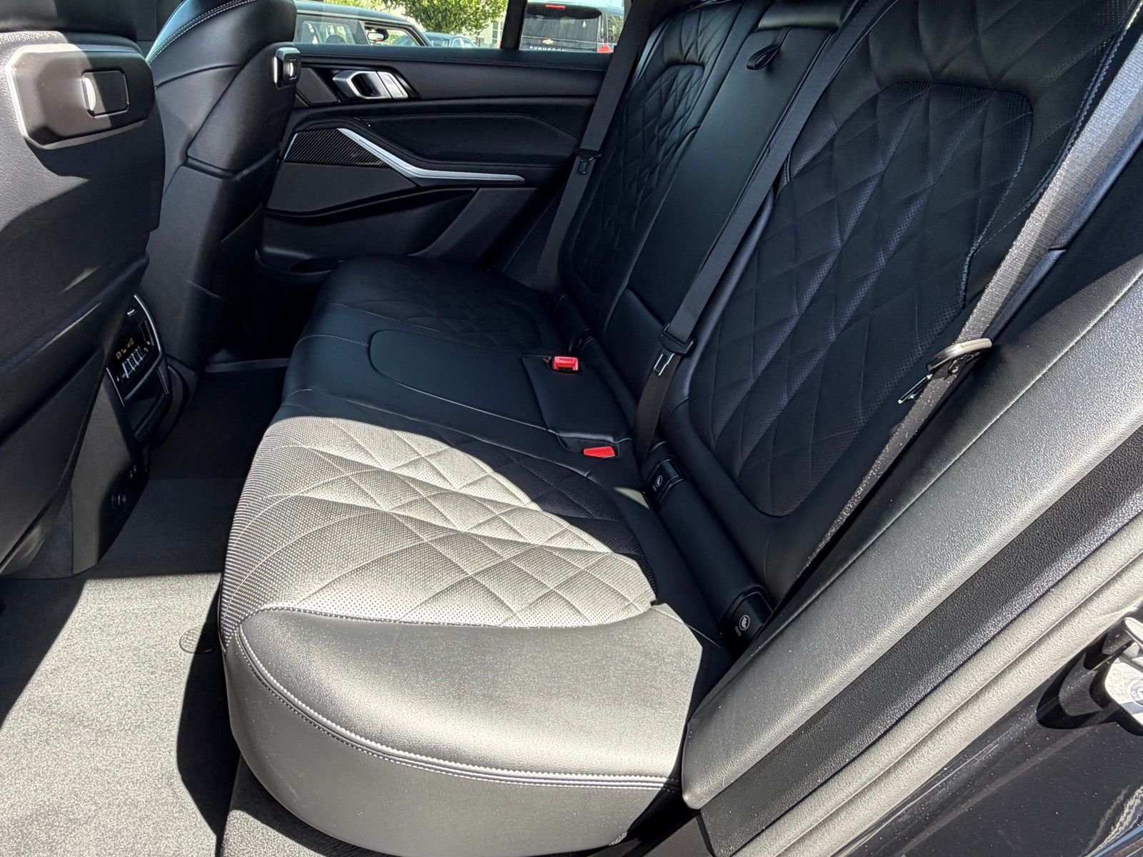 Used 2026 Black Sapphire Metallic BMW M60i image 36