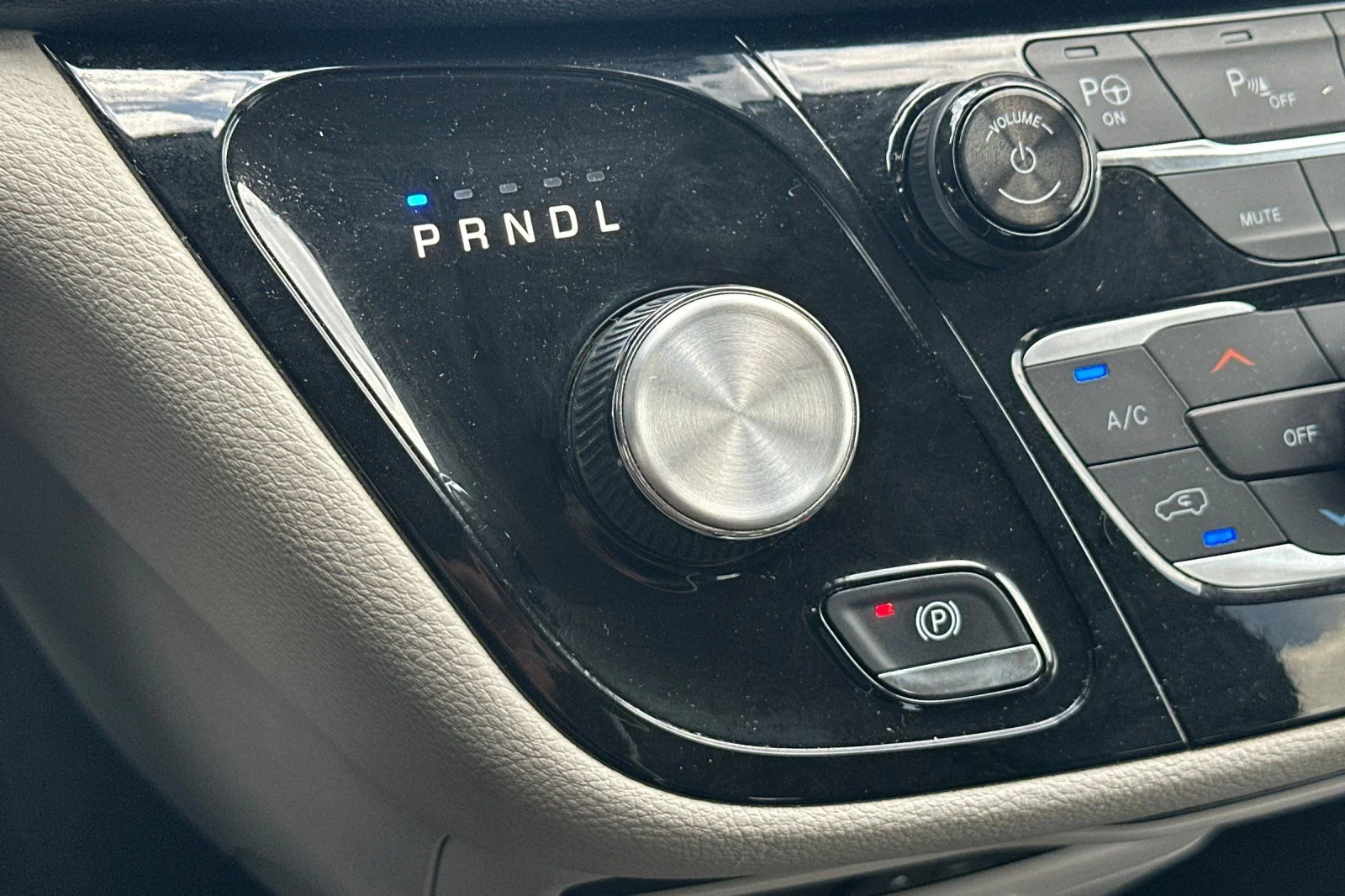 Used 2018 White Chrysler Limited image 24