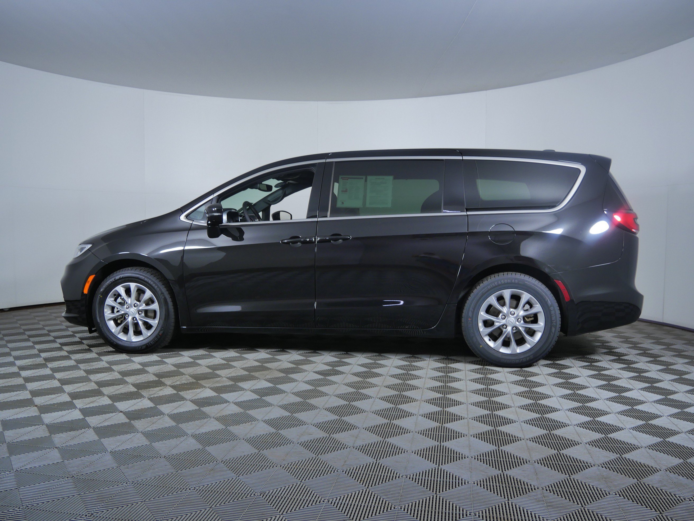 Used 2026 Diamond Black Crystal Pearlcoat Chrysler Limited image 4