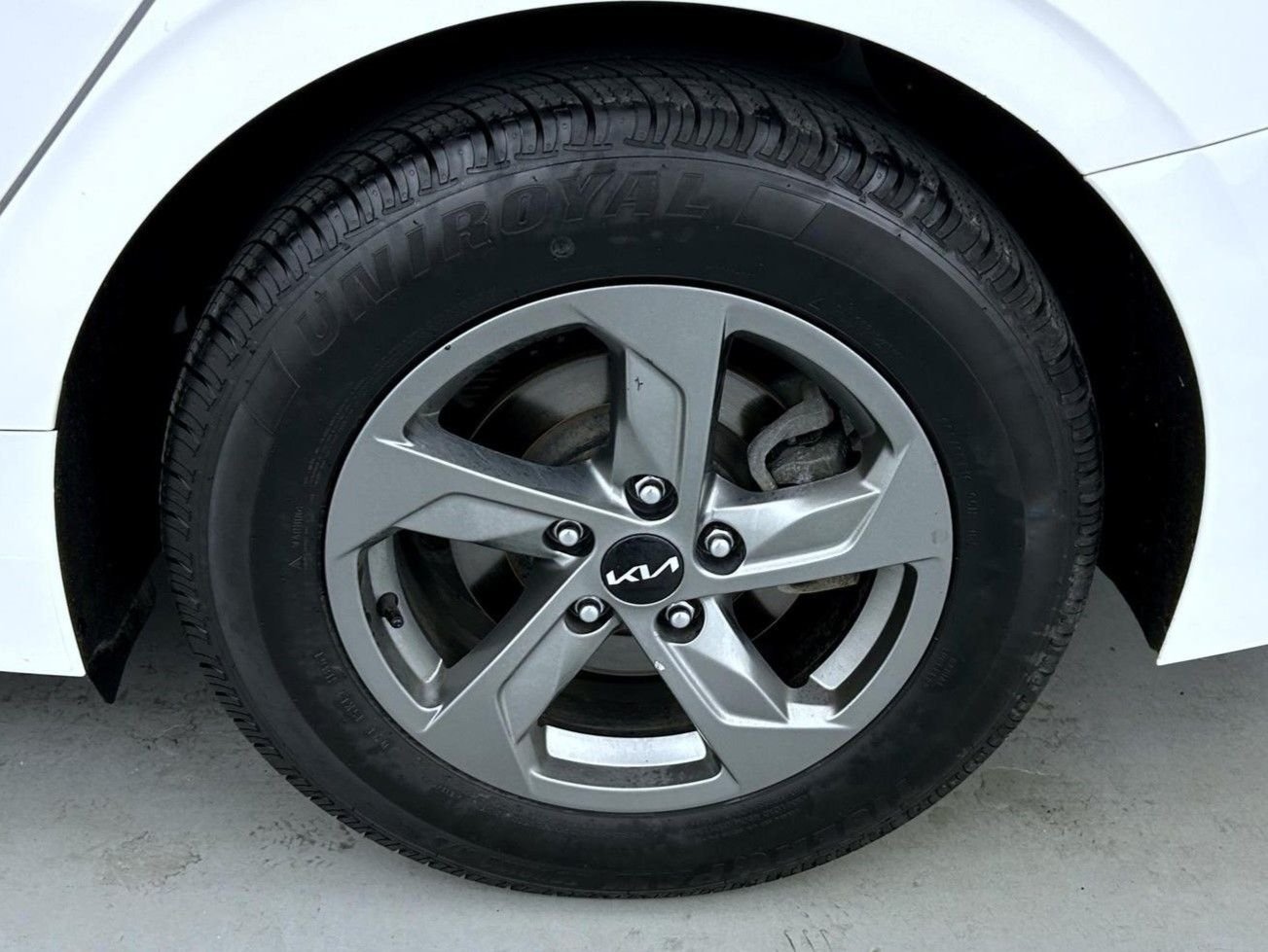 Used 2023 White Kia LXS image 22