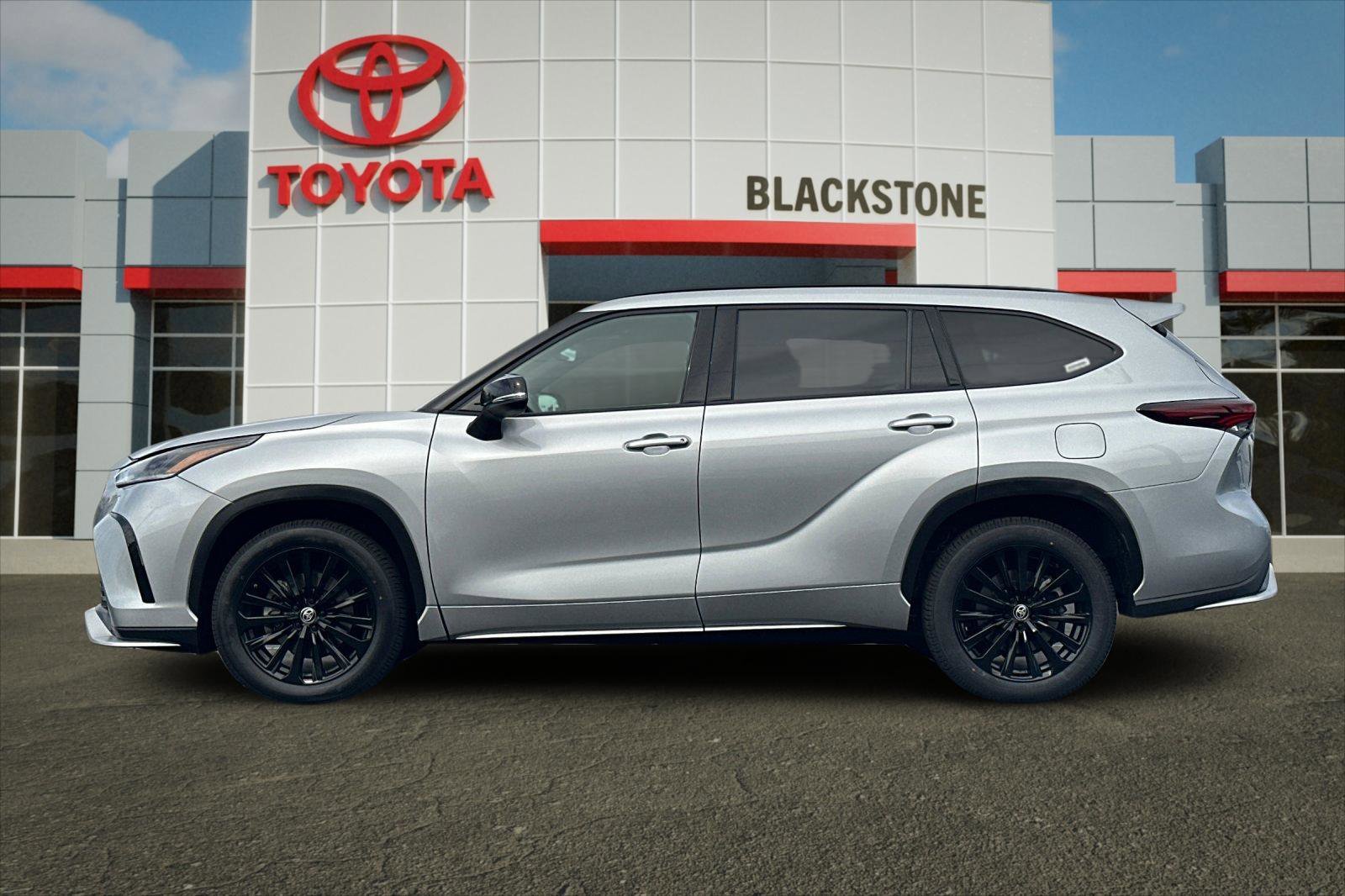2025 Toyota Highlander LE - Photo 6