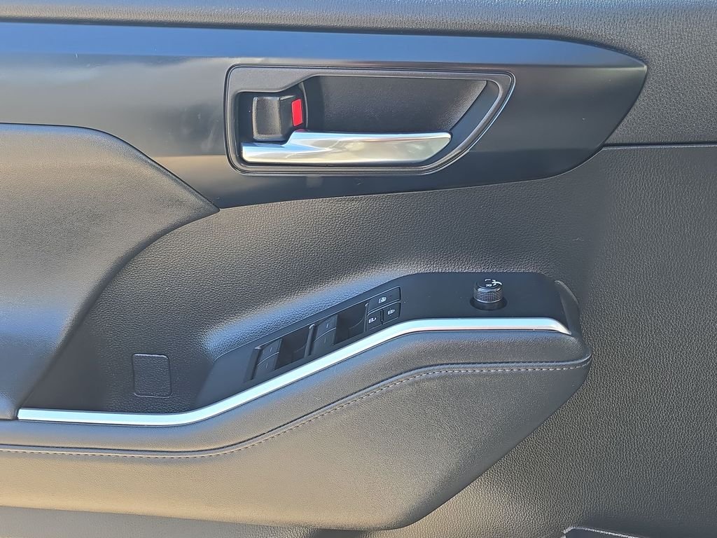 Used 2022 Silver Toyota XLE image 19
