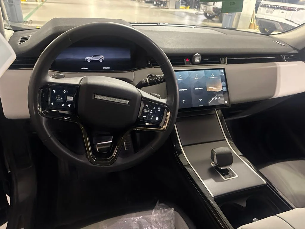 Used 2024  Land Rover Dynamic image 8
