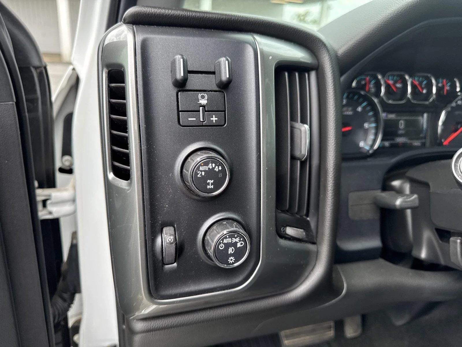 Used 2018 SUMMIT WHITE Chevrolet LT image 19