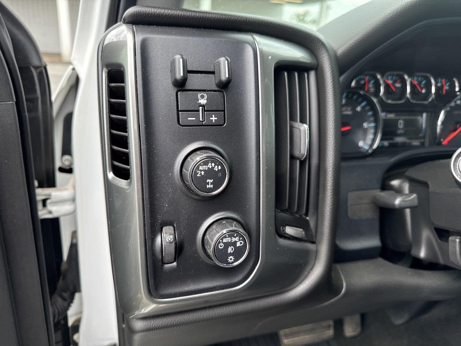 Used 2018 SUMMIT WHITE Chevrolet LT image 19