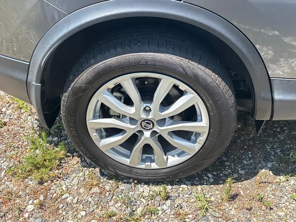 Used 2022 Gray Nissan SV image 8