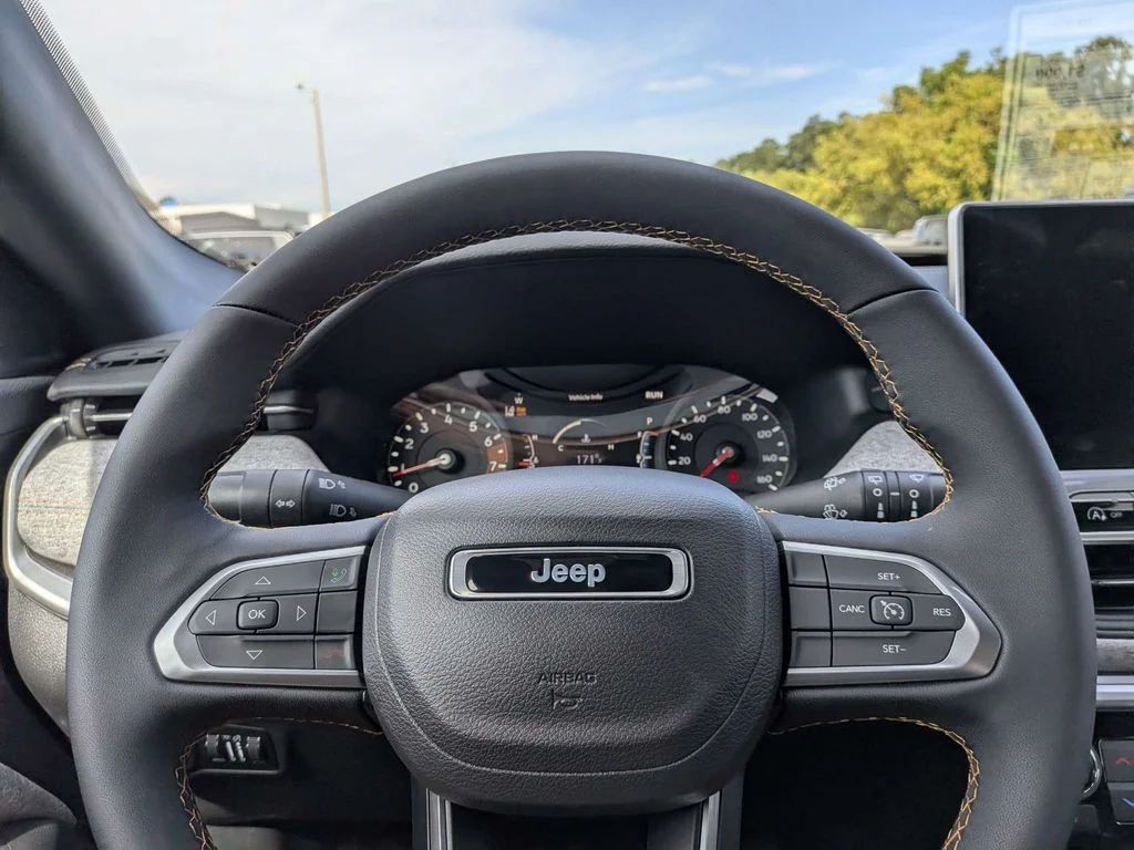 New 2026 Diamond Black Crystal Pearlcoat Jeep Latitude image 21