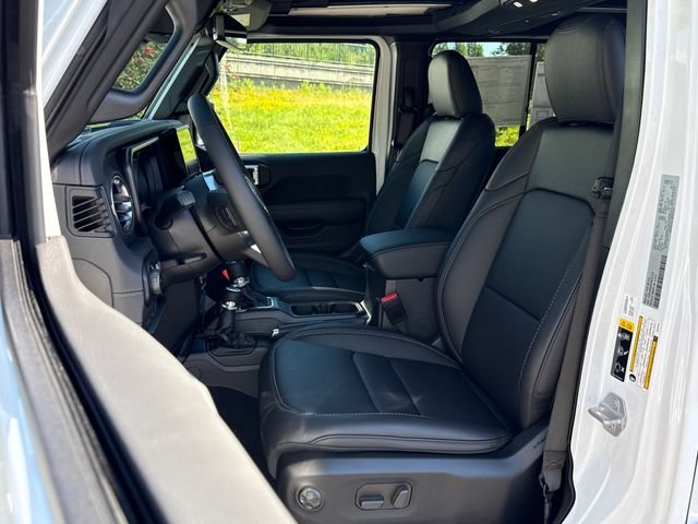 New 2026 Bright White Clear-Coat Exterior Paint Jeep Sahara image 18