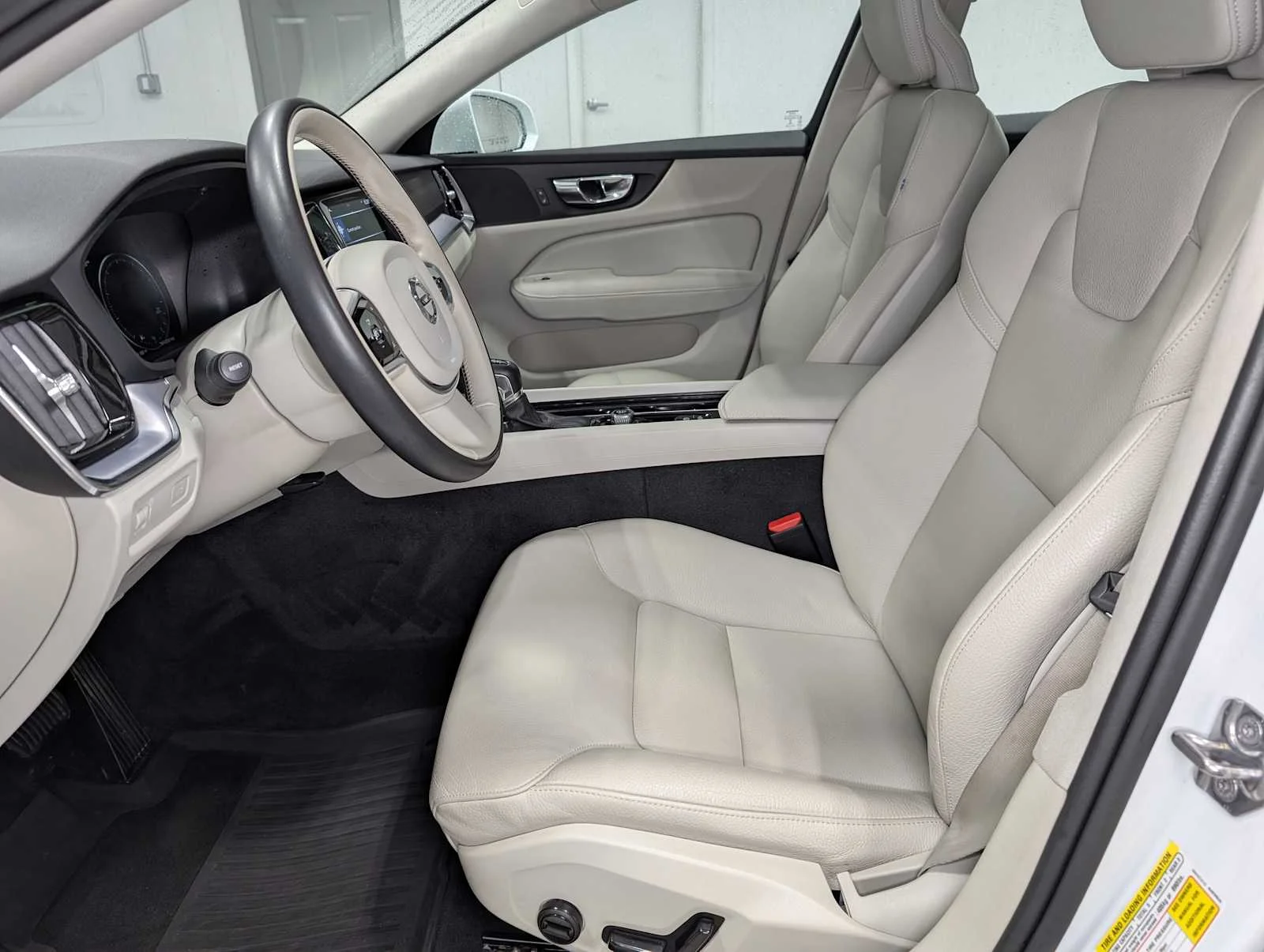 Used 2020  Volvo Momentum image 4