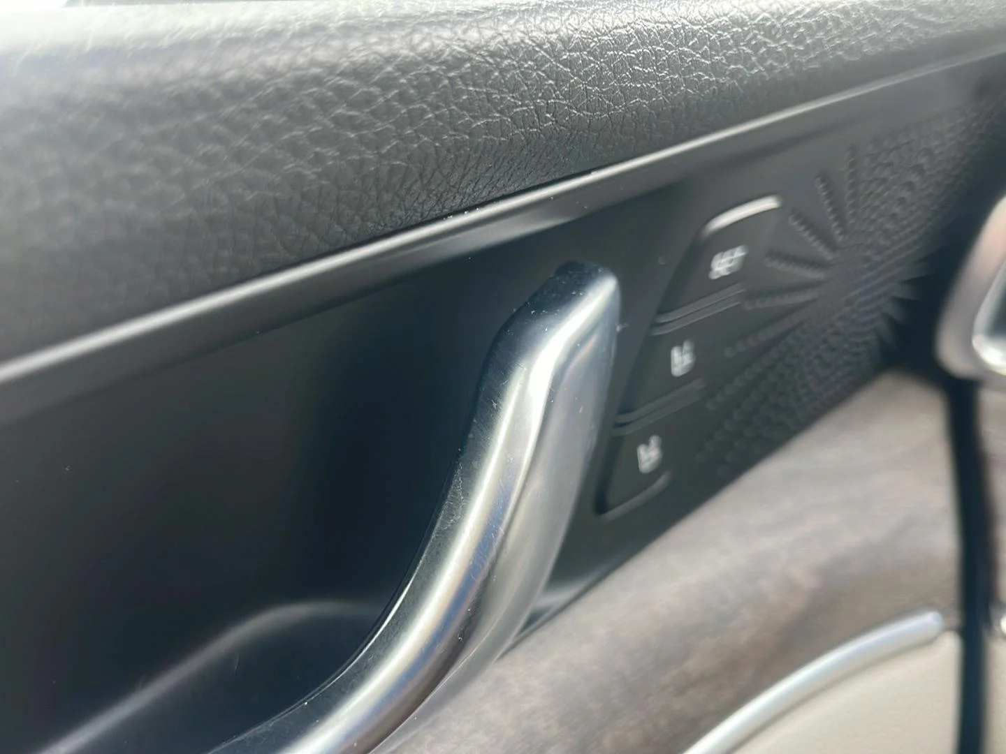 Used 2021 Glacial White Pearl Kia  image 5