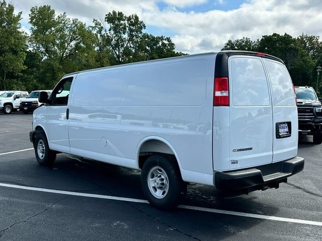 New 2026 Summit White Chevrolet WT image 3