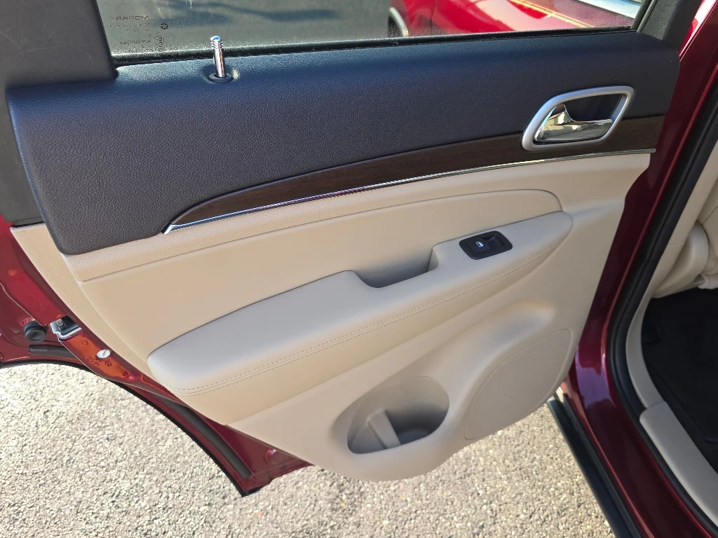 Used 2018 Velvet Red Pearl Coat Jeep Limited image 30