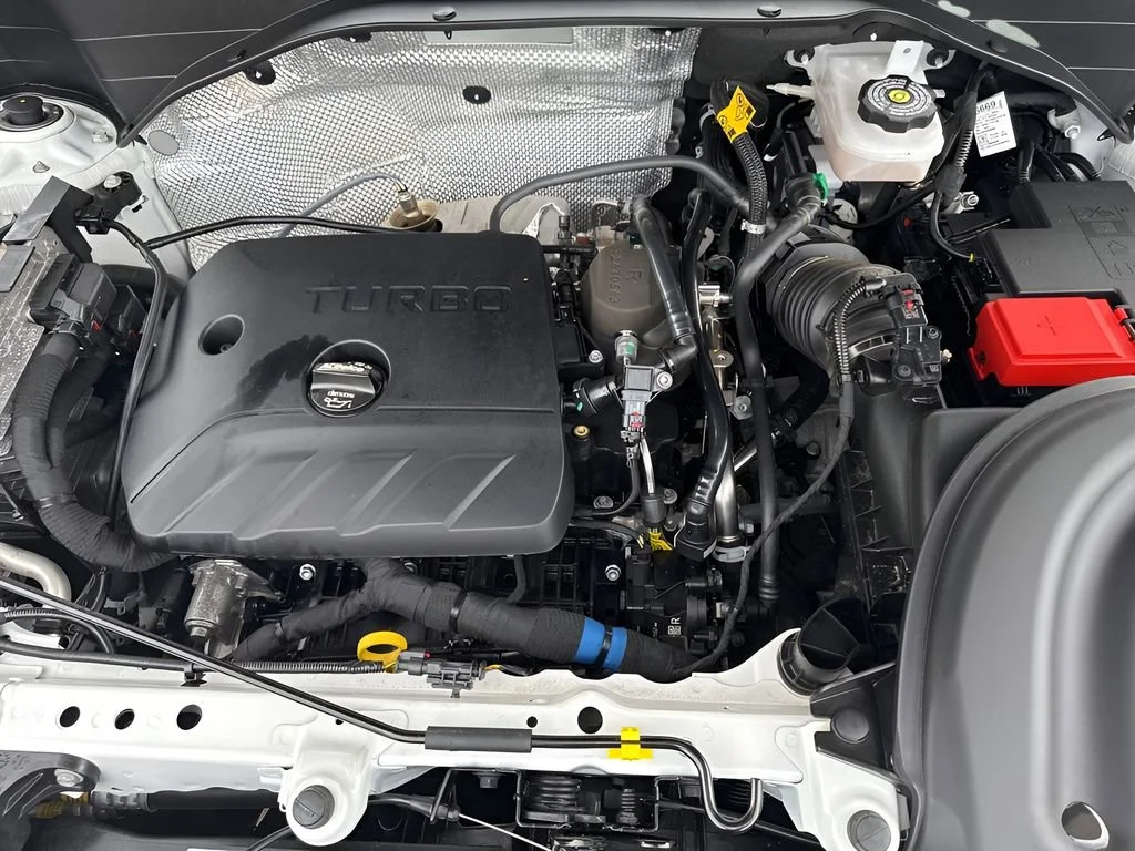 Used 2025 Summit White Chevrolet LT image 27