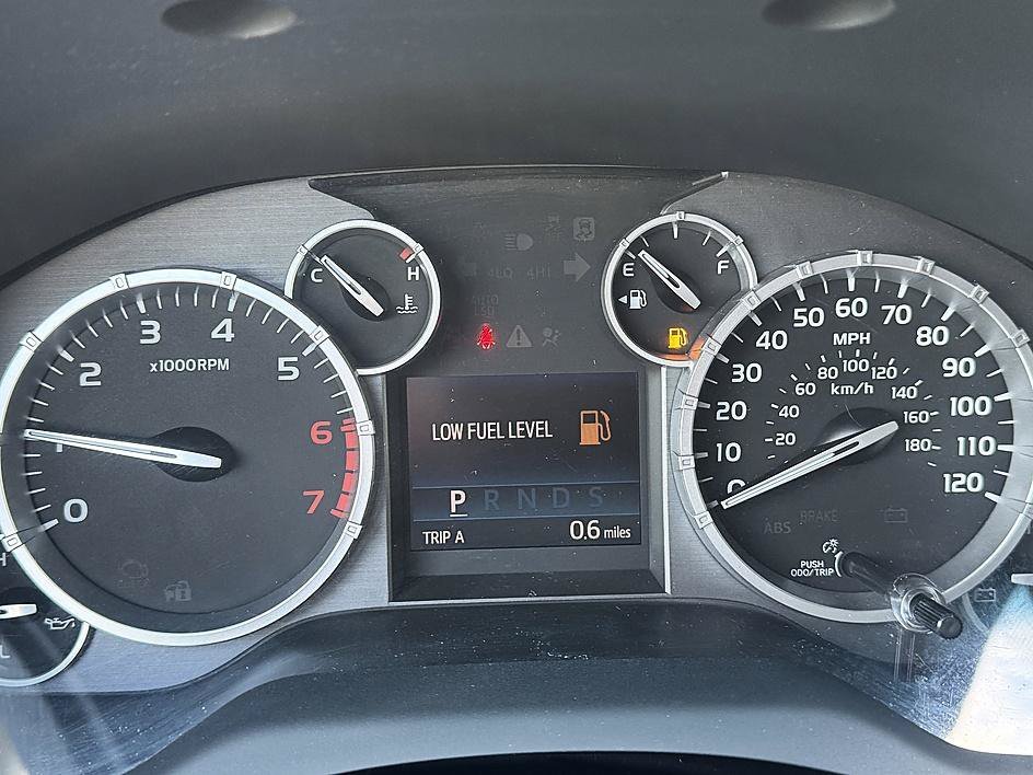 Used 2014 Super White Toyota SR5 image 15