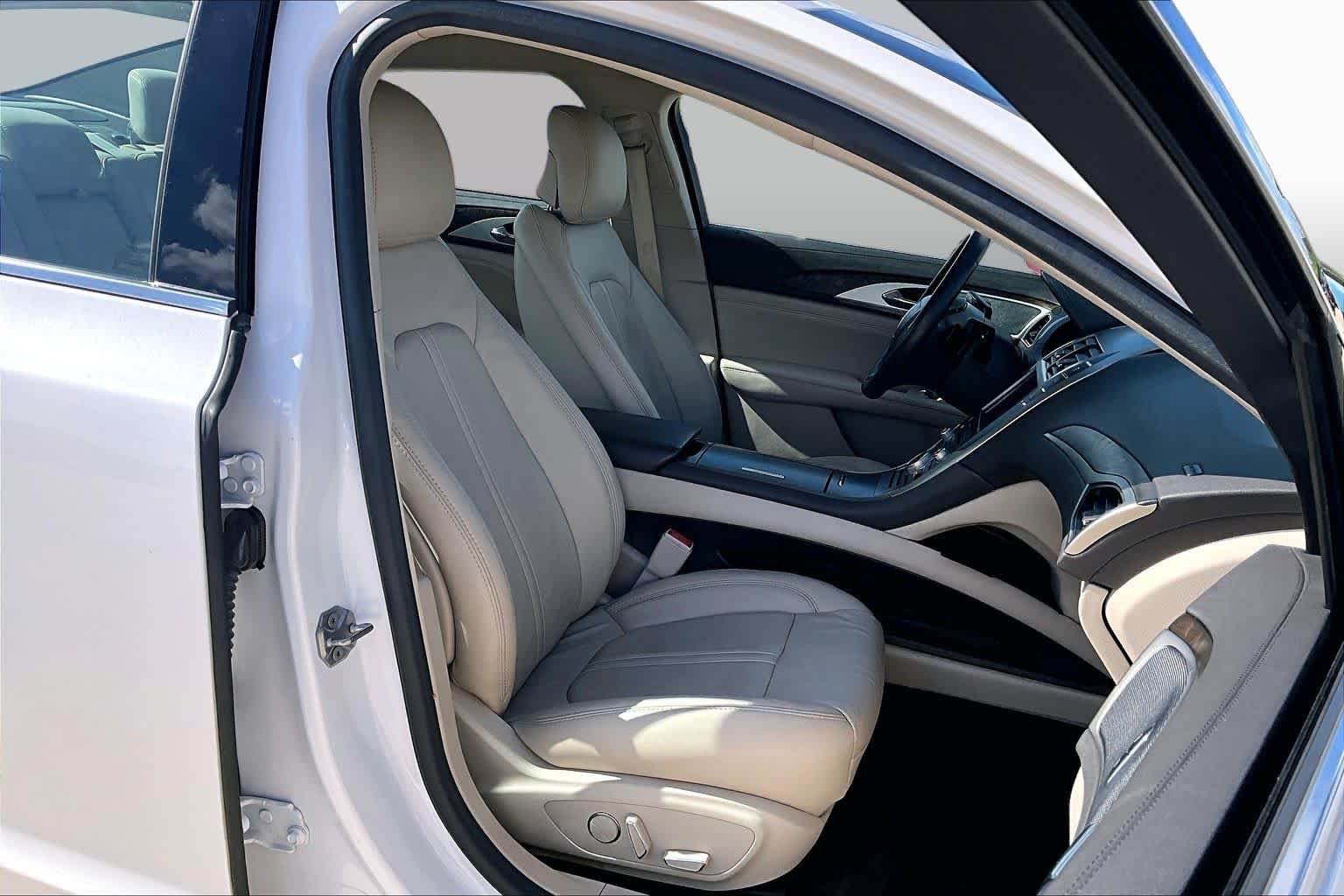 Used 2017 White Platinum Metallic Tri-Coat Lincoln Reserve image 9