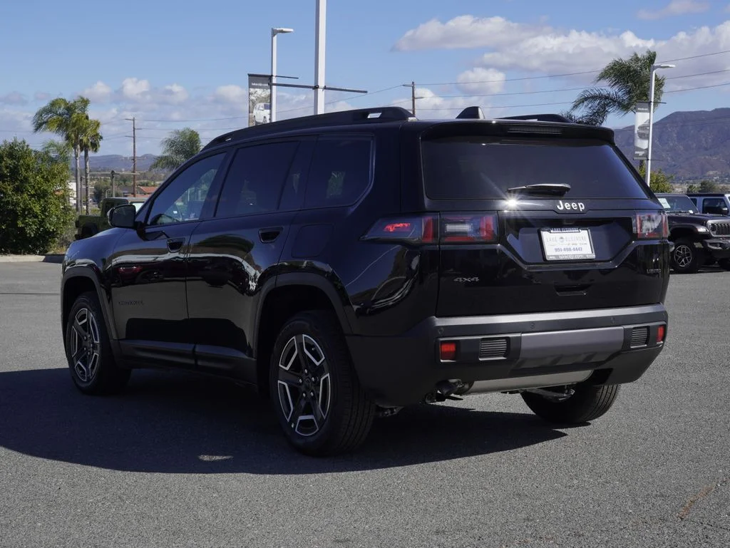 New 2026 Diamond Black Crystal Pearl-Coat Exterior Paint Jeep Limited image 5