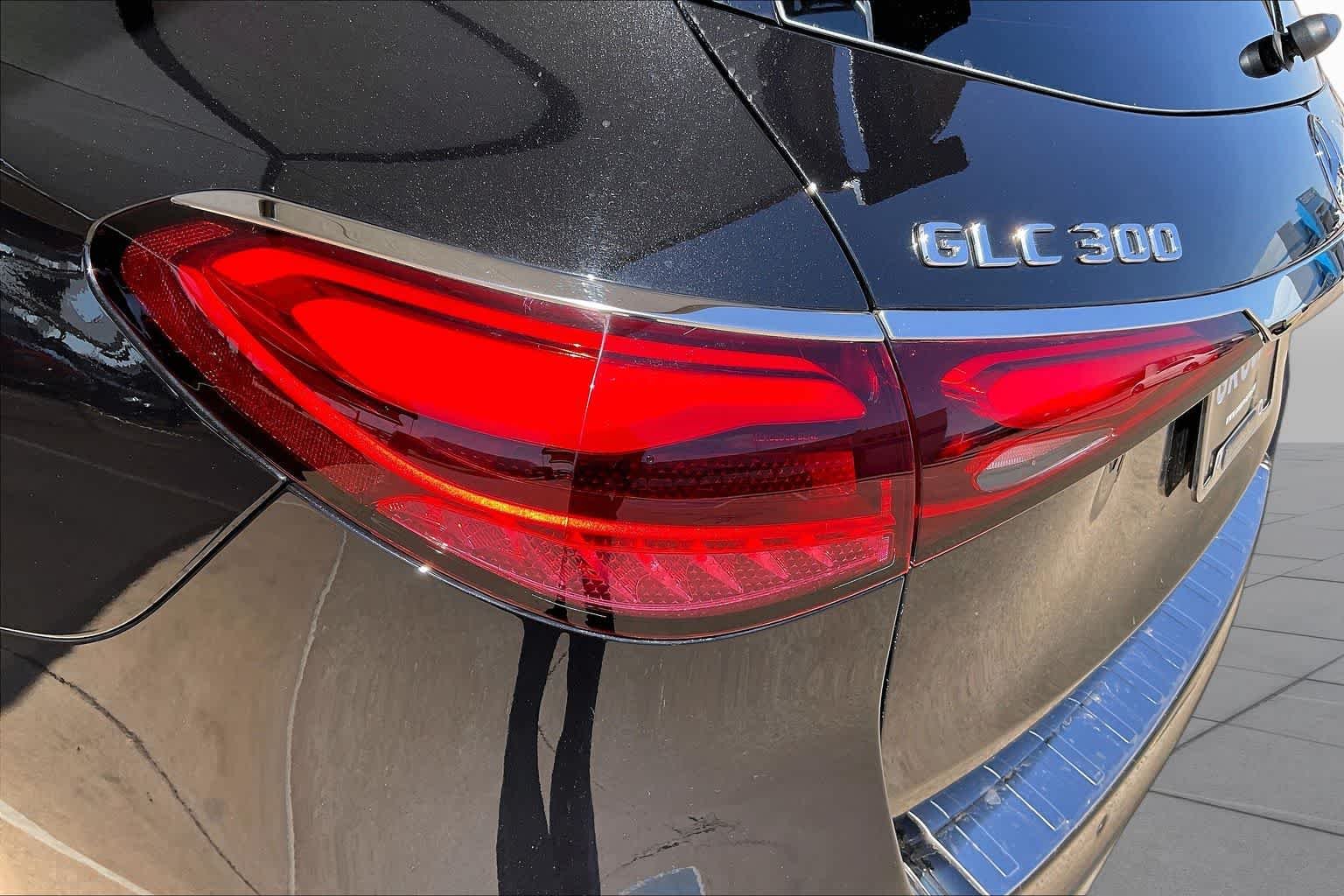 Used 2025 Obsidian Black Metallic Mercedes-Benz GLC 300 image 40