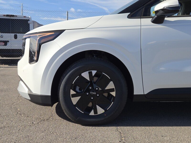 New 2026 Snow White Pearl Kia LXS image 5