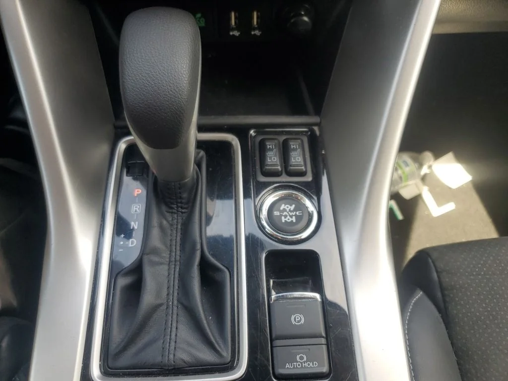Used 2025 White Mitsubishi SE image 25