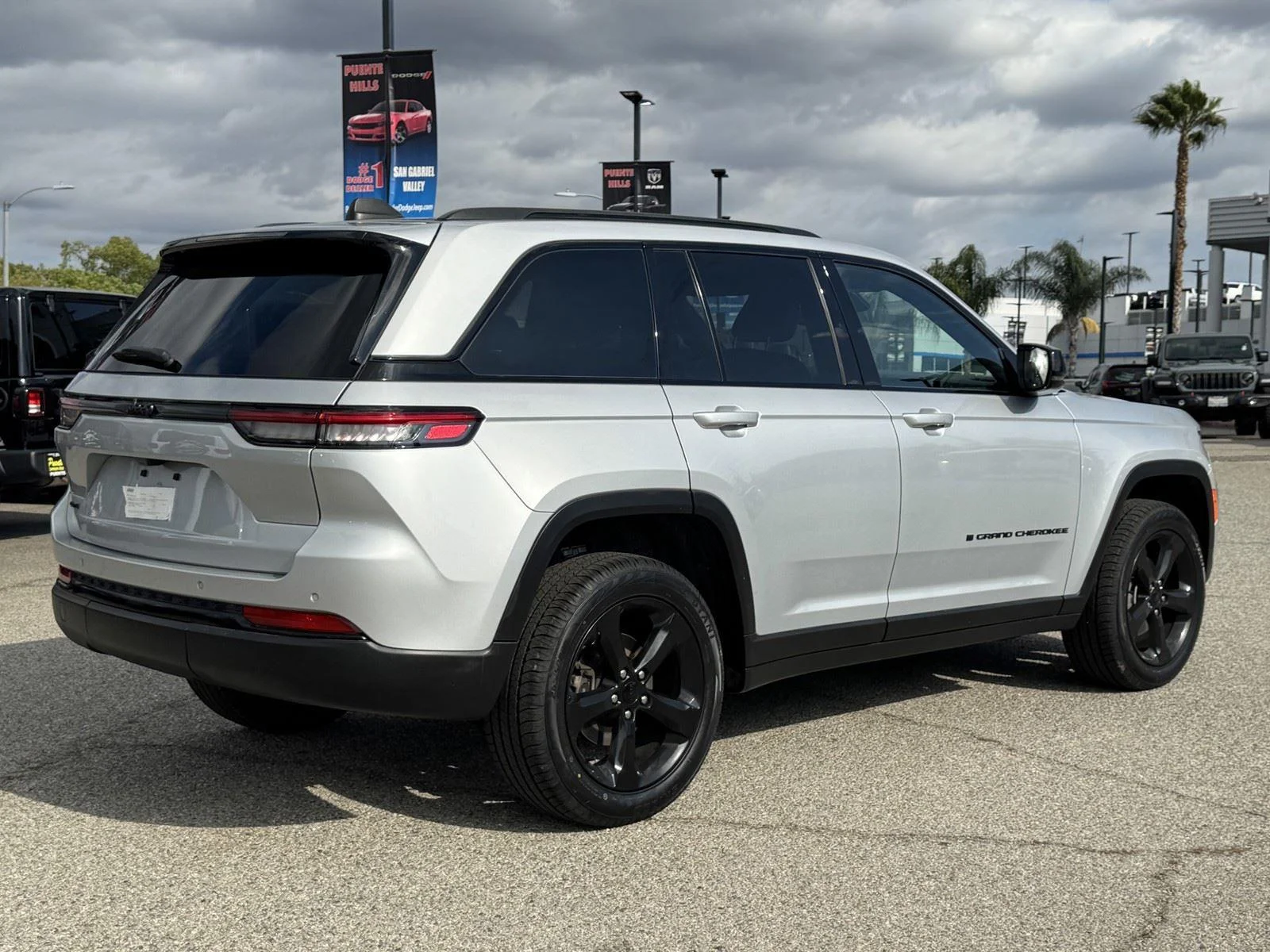Used 2023 Silver Zynith Jeep Altitude image 6