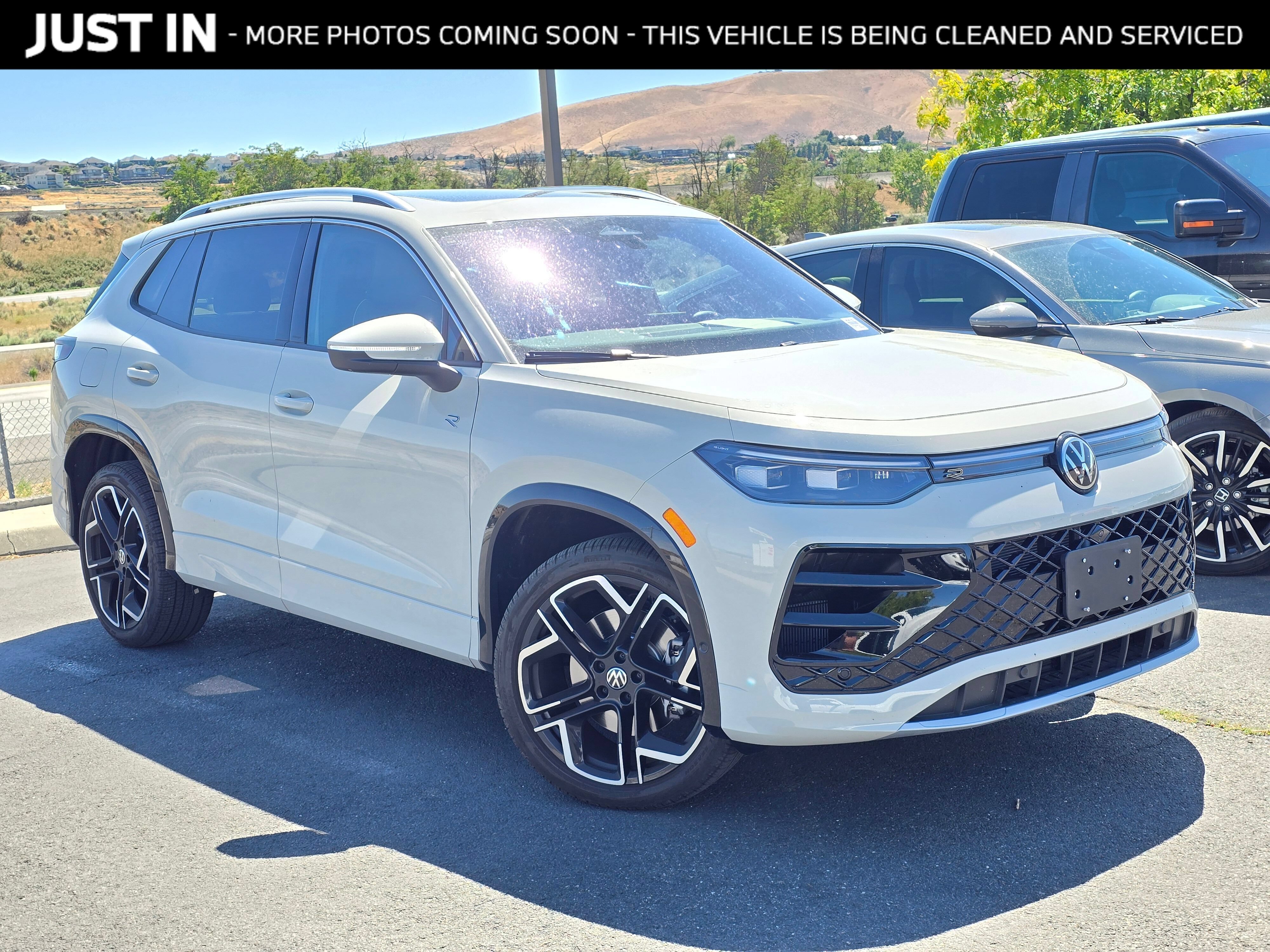 2026 Volkswagen Tiguan 2.0T SEL R-Line Turbo 4Motion's photo