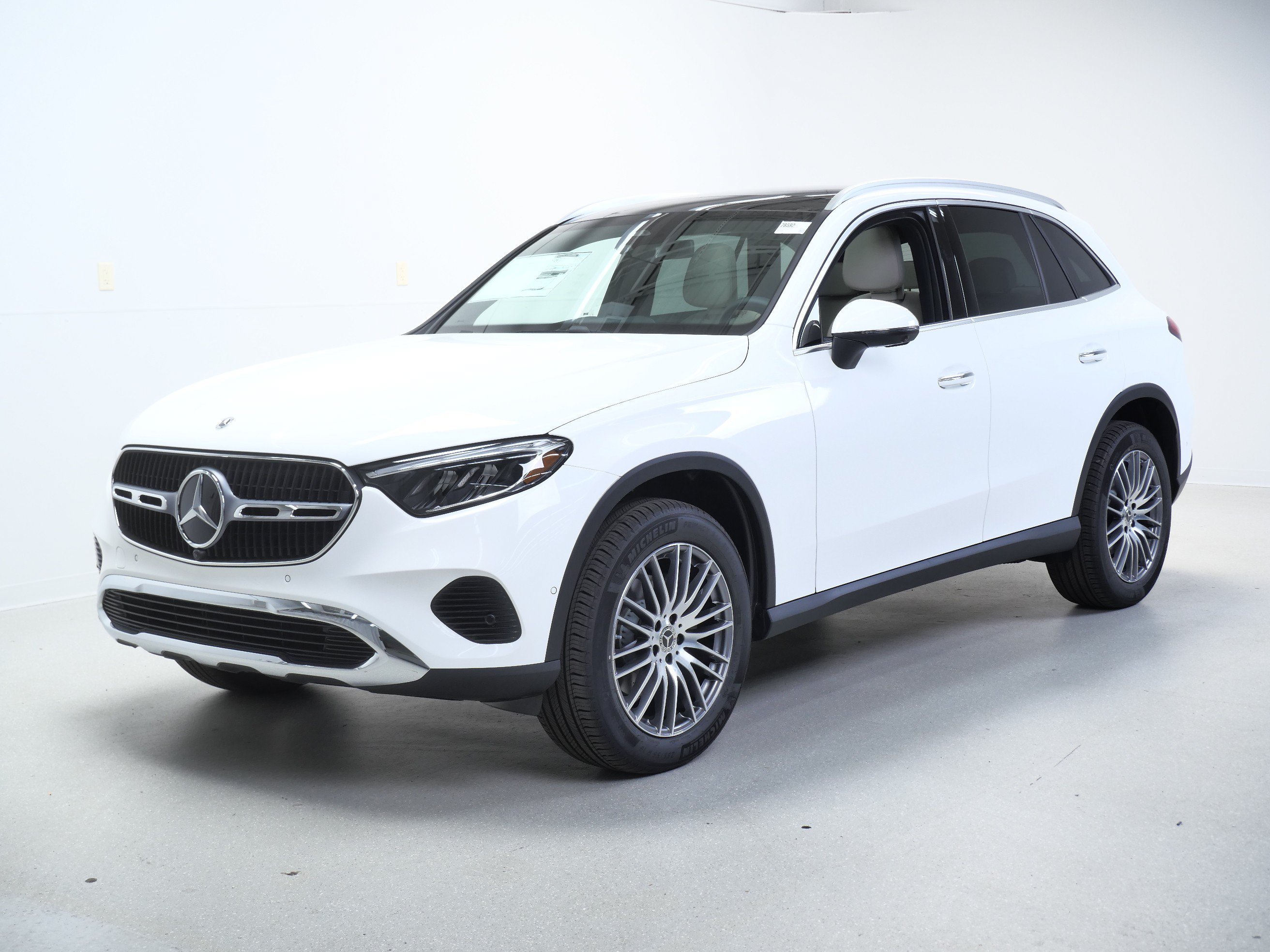 New 2026 Polar White Mercedes-Benz GLC 300 image 4