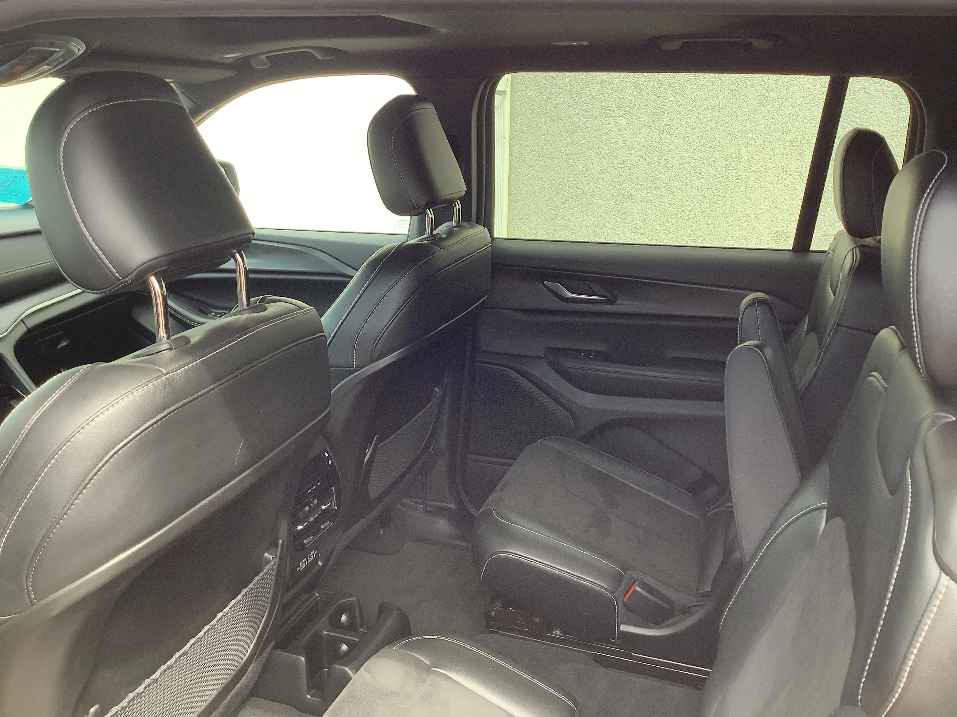 Used 2023 Red Jeep Altitude image 10