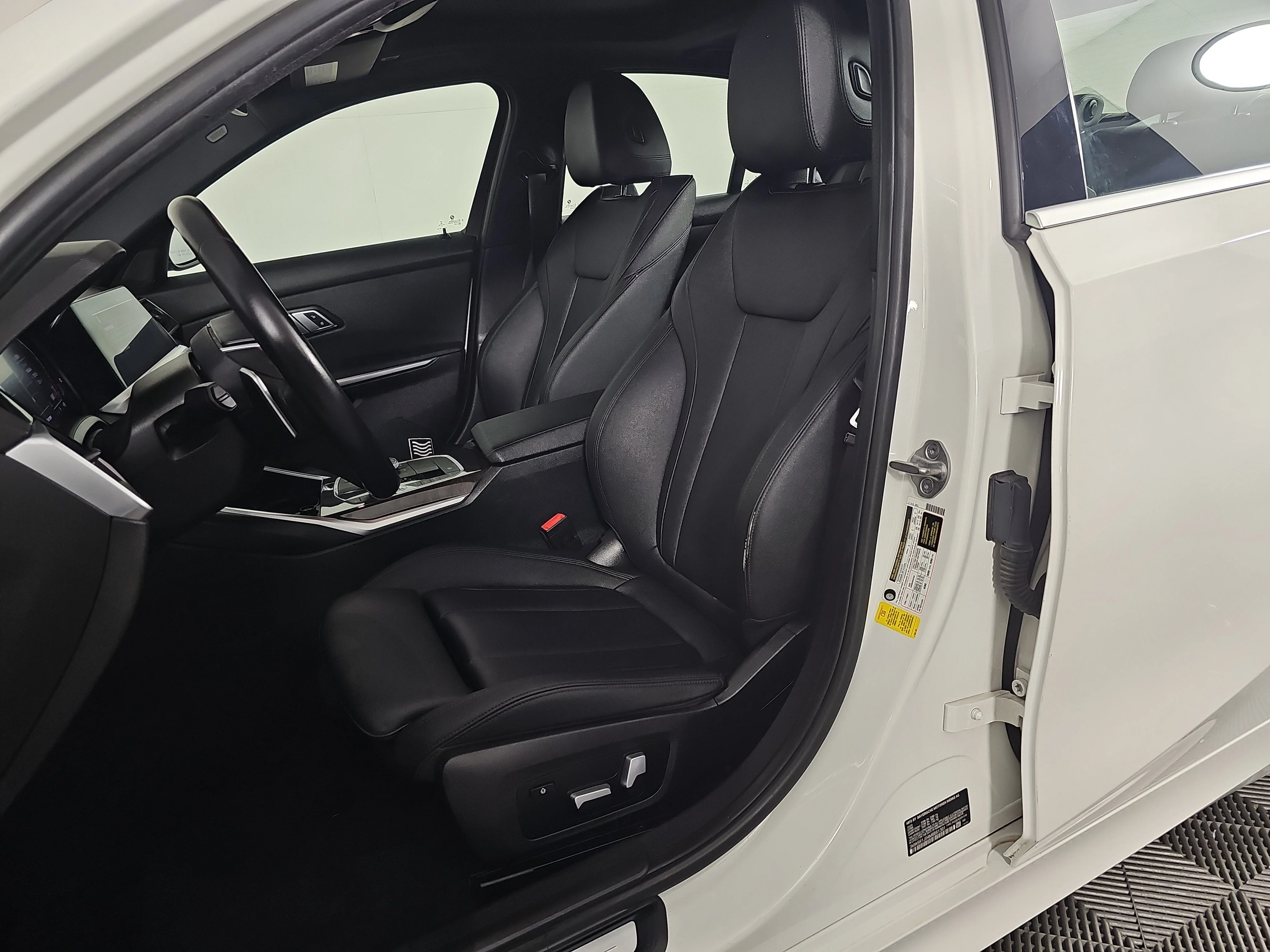Used 2021 Alpine White BMW  image 14