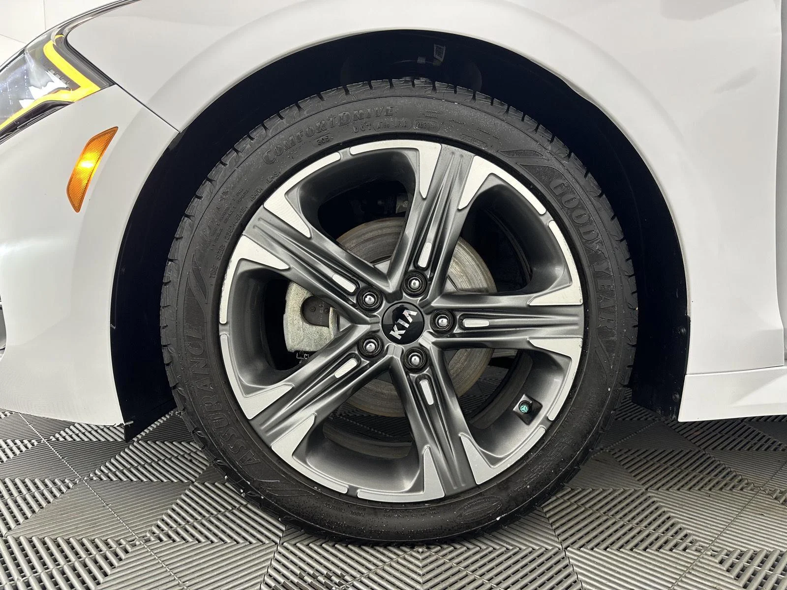 Used 2021 Glacial White Pearl Kia  image 35