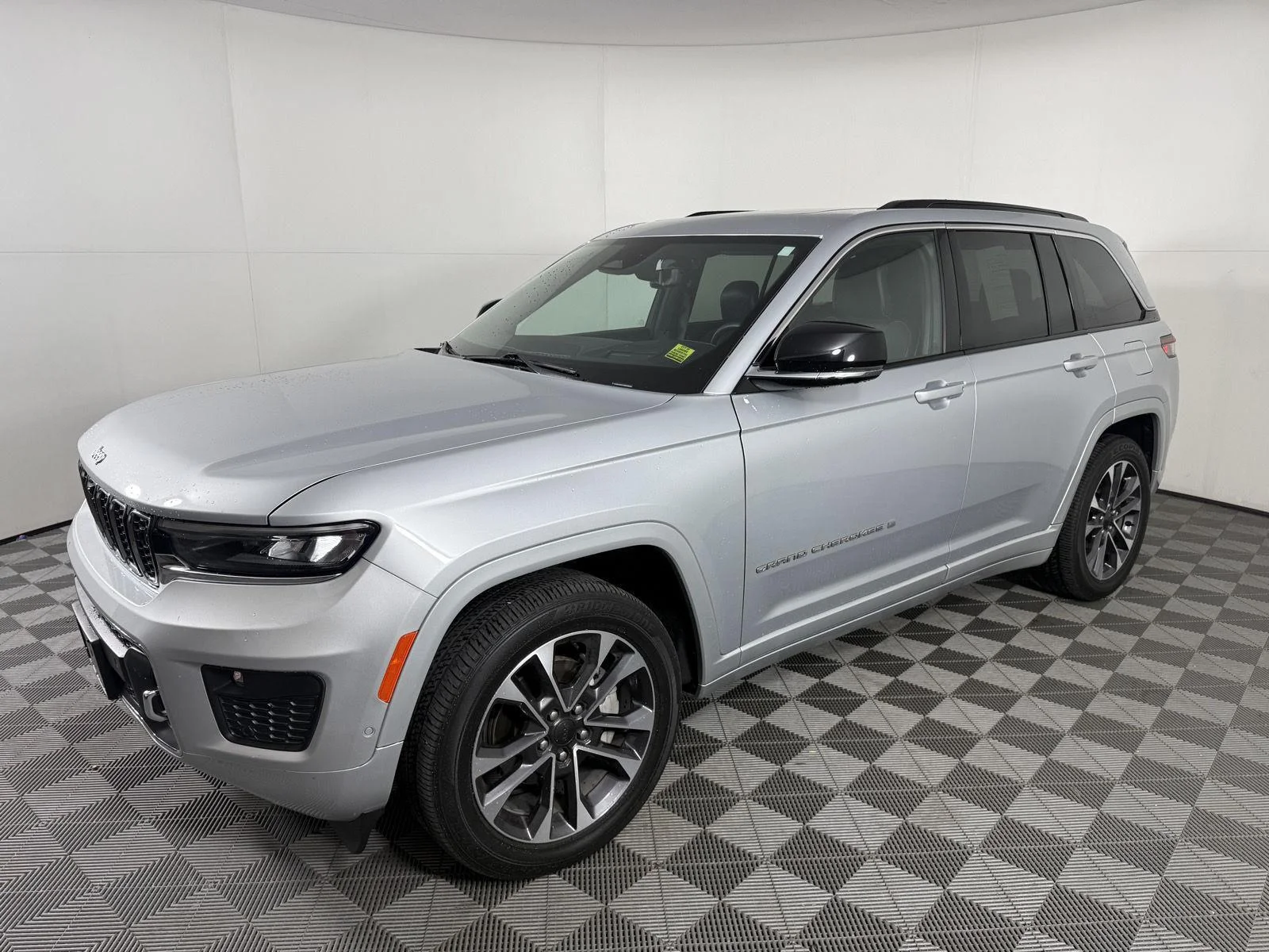 Used 2025 Silver Zynith Jeep Overland image 3