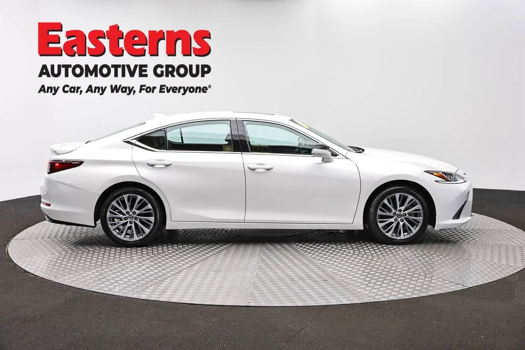 Used 2021 White Lexus 350 image 4