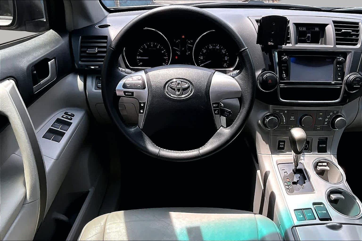 Used 2013 Classic Silver Metallic Toyota SE image 6