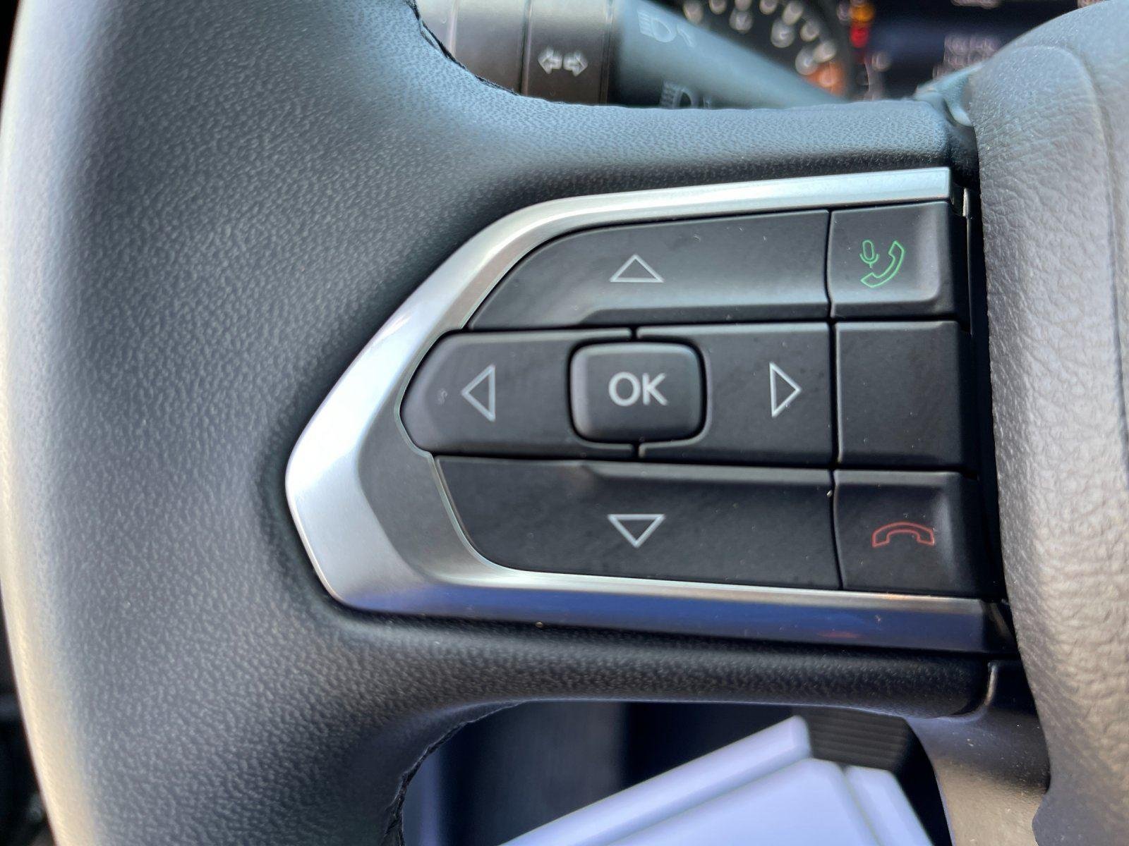 Used 2024 Diamond Black Crystal Pearlcoat Jeep Latitude image 19