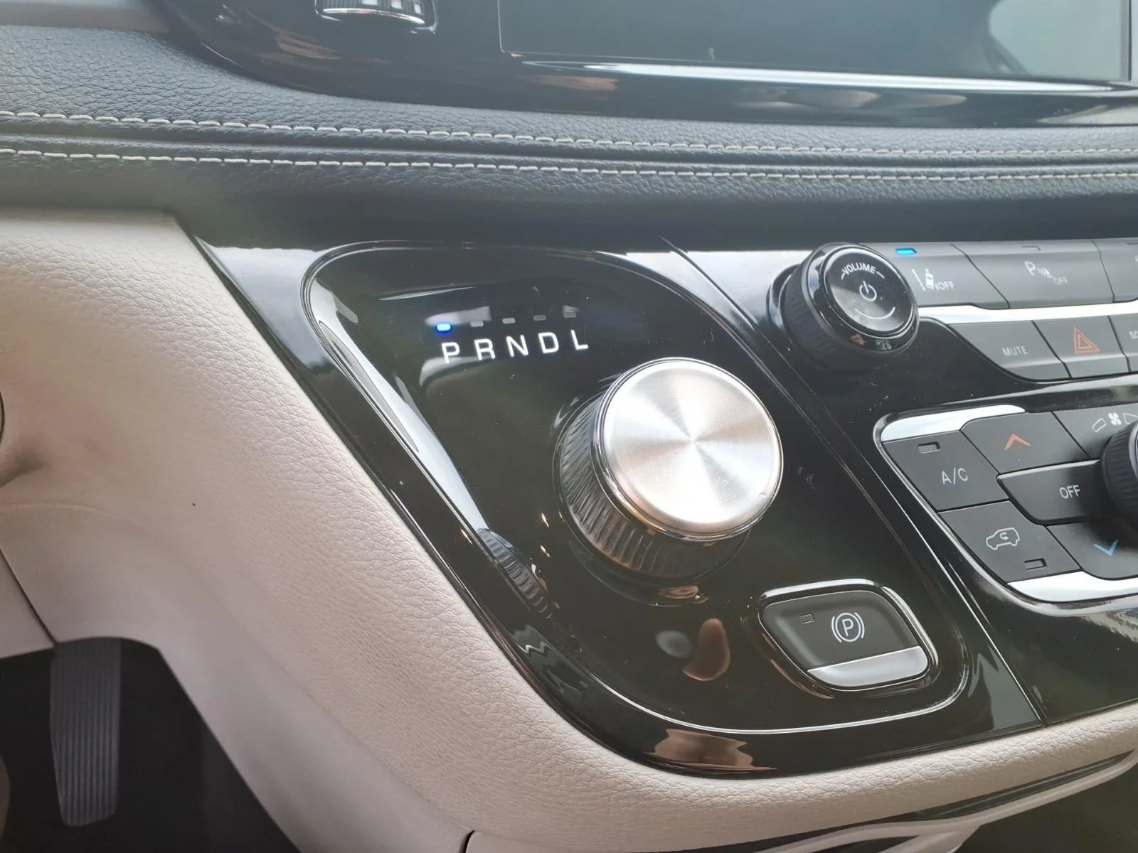 Used 2023 Silver Mist Clearcoat Chrysler Hybrid Touring L image 26