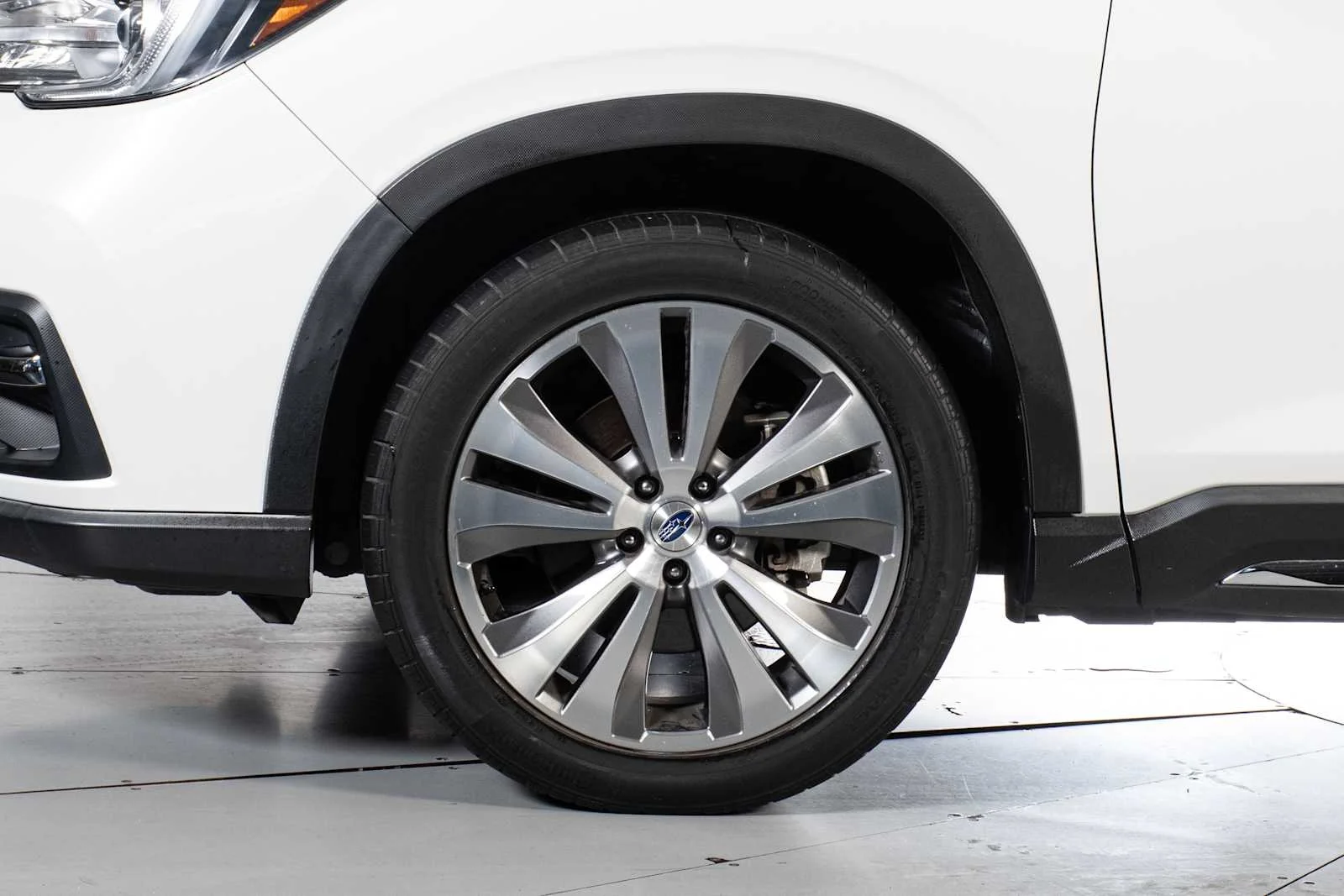 Used 2020 Crystal White Pearl Subaru Limited image 10