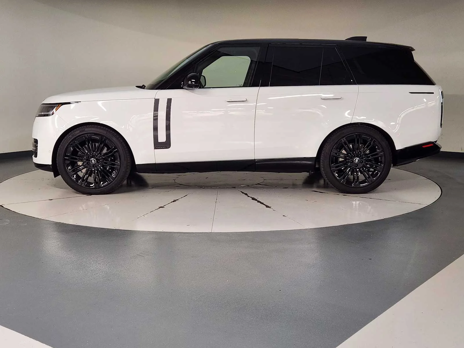 Used 2025 Fuji White Land Rover Autobiography - P530 SWB image 7