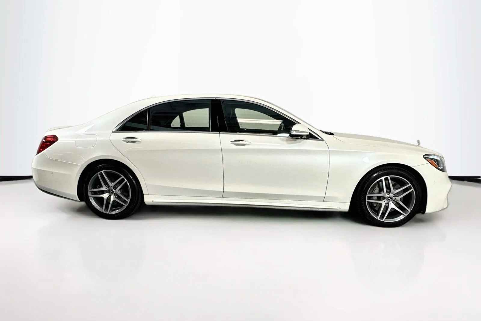 Used 2019 Designo Diamond White Mercedes-Benz S 560 image 4