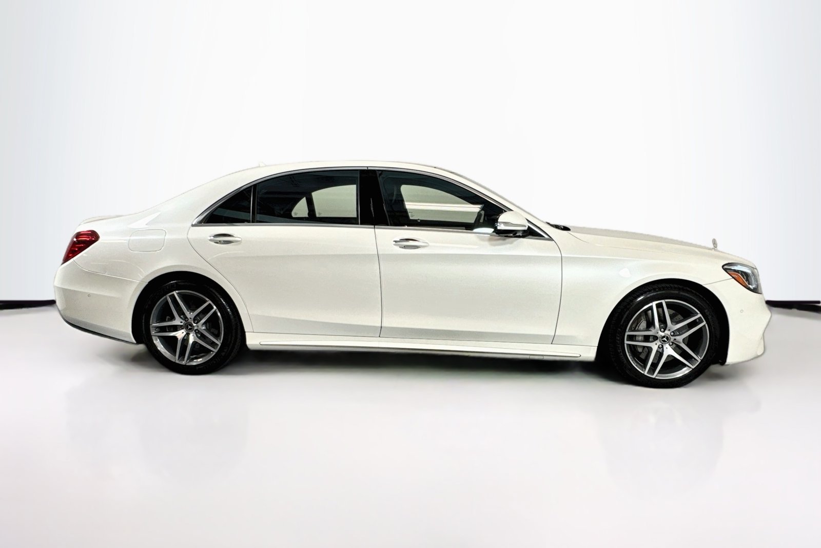 Used 2019 Designo Diamond White Mercedes-Benz S 560 image 4