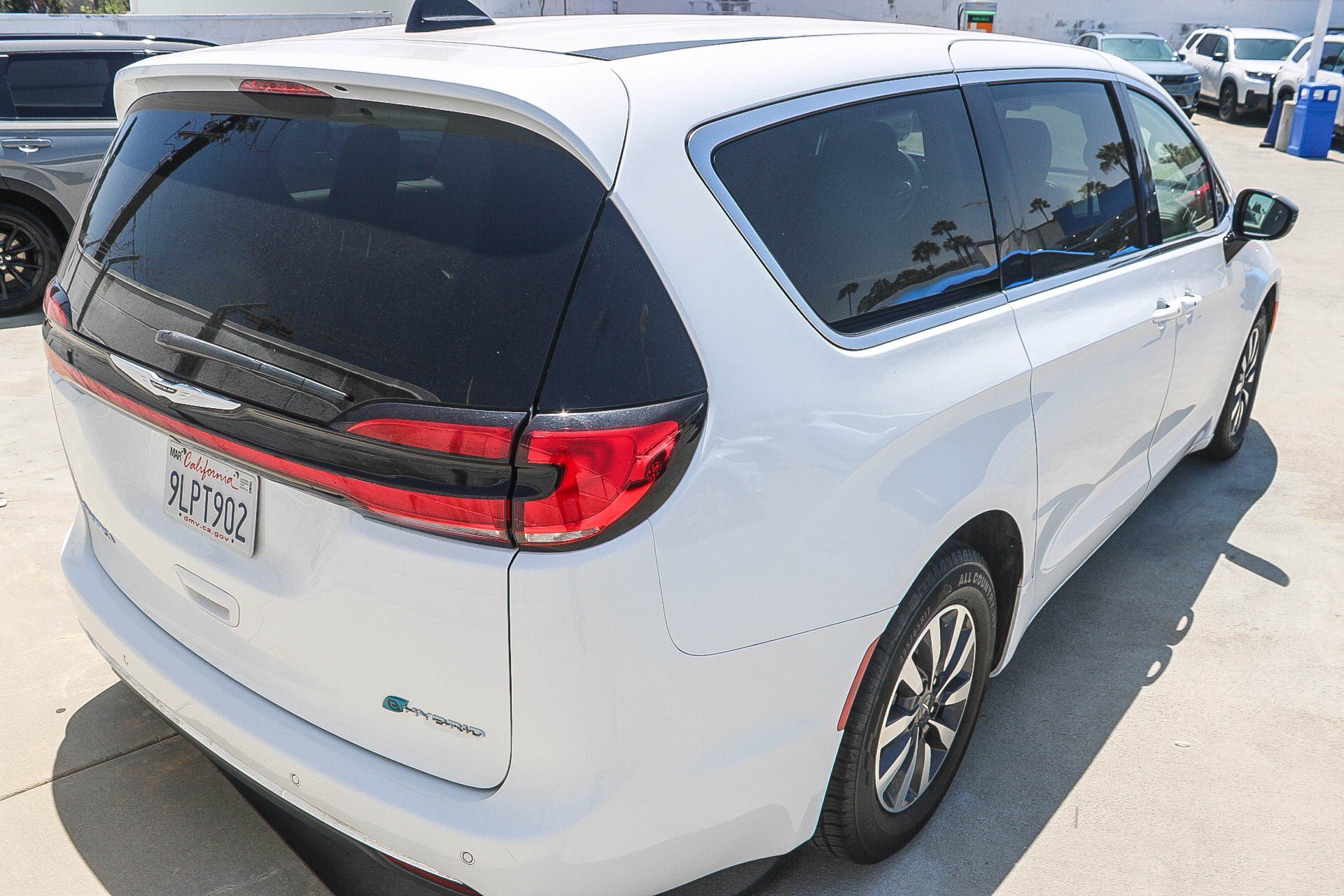 Used 2024 Bright White Clearcoat Chrysler Hybrid Select image 13