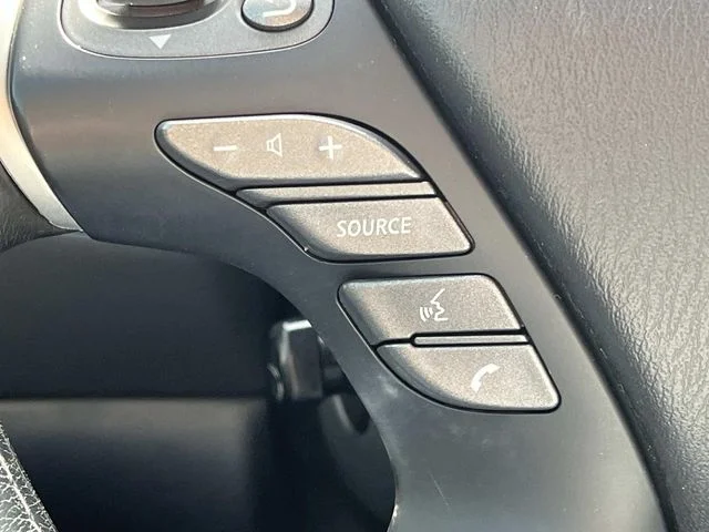 Used 2017 White INFINITI Base image 39